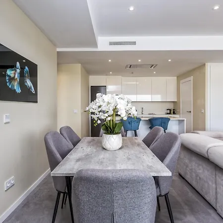 アパート Vivi Homes - Luca Pool, Gym, & Sea View フエンヒロラ