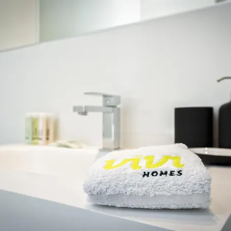 アパート Vivi Homes - Luca Pool, Gym, & Sea View フエンヒロラ