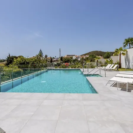 アパート Vivi Homes - Luca Pool, Gym, & Sea View フエンヒロラ