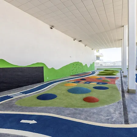 アパート Vivi Homes - Luca Pool, Gym, & Sea View フエンヒロラ