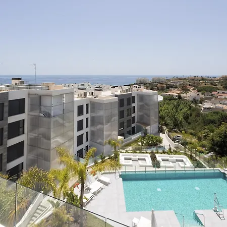 アパート Vivi Homes - Luca Pool, Gym, & Sea View フエンヒロラ