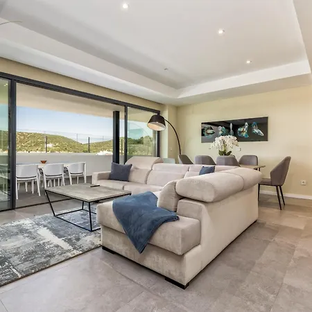 アパート Vivi Homes - Luca Pool, Gym, & Sea View フエンヒロラ